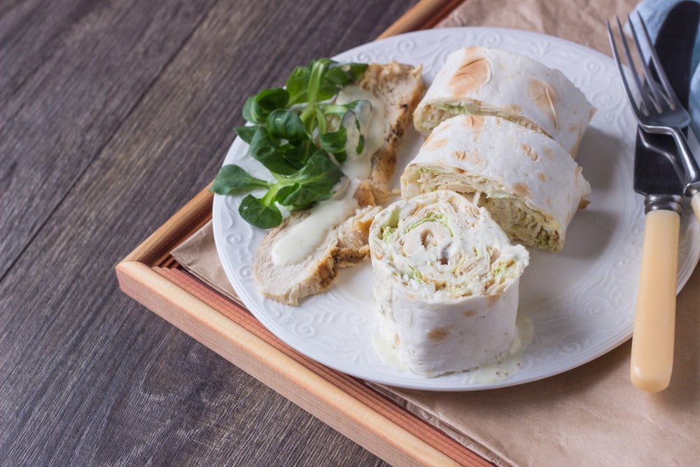 Tortilla Wraps Röllchen mit Hähnchenbrustfilet und Chinakohl