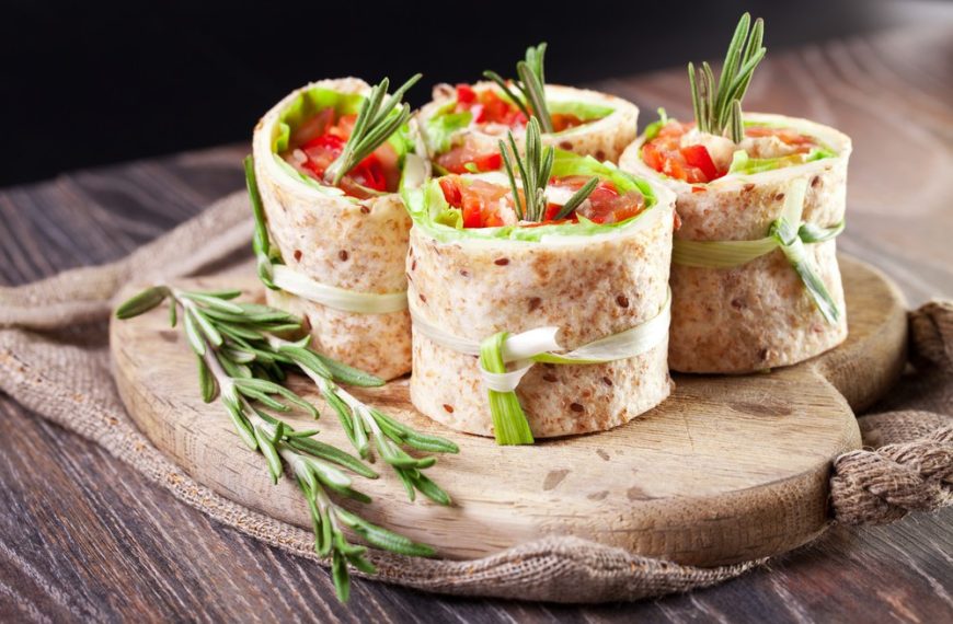 Tortilla Wraps mit Lachs, Salat und Paprika