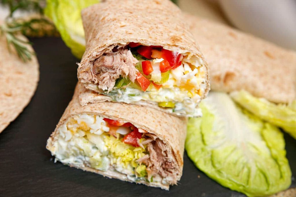 Tortilla Wraps mit Tzaziki, Paprika, Eiern und Thunfisch