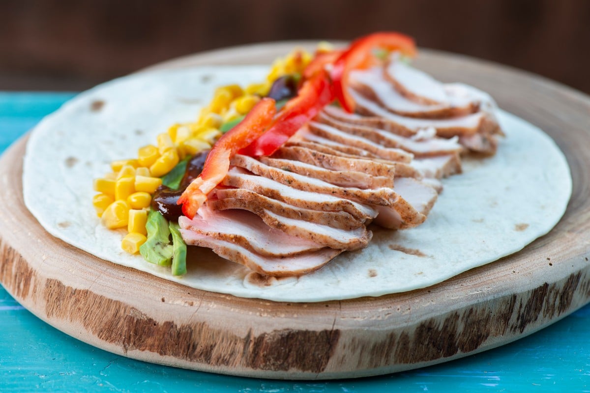 Tortilla mit gebackener Hähnchenbrust und Gemüse