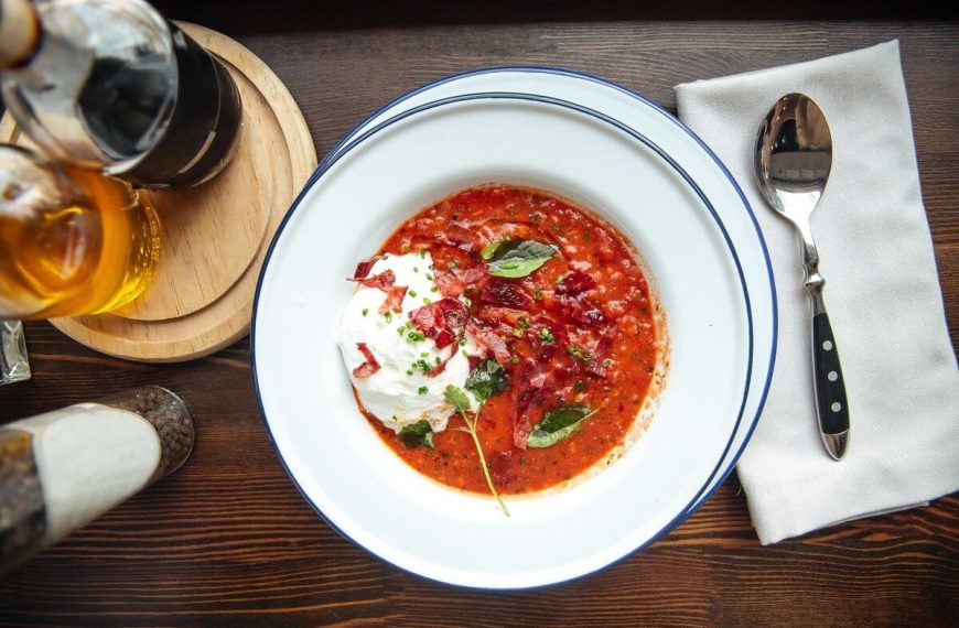 Toskanische Tomatensuppe mit Brot, Knoblauch und Chili