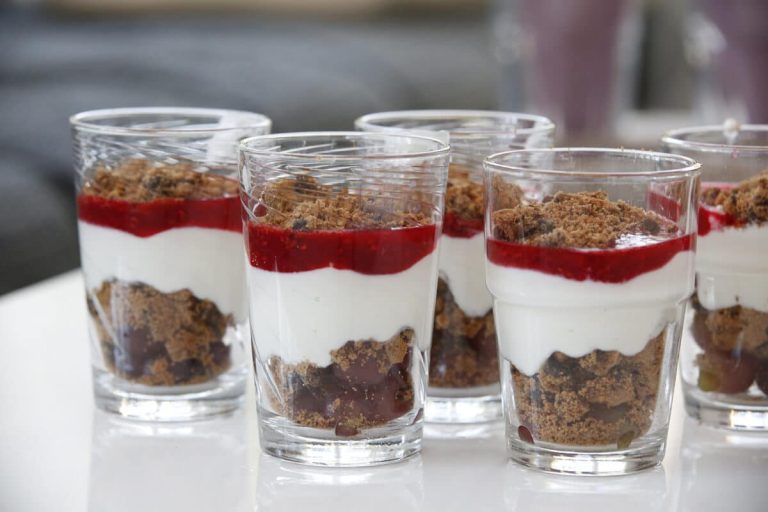 Obstspieße Dessert mit Beeren, Trauben und Banane