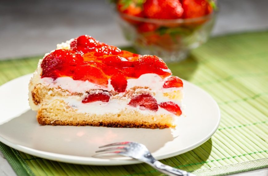 Traumhafter Erdbeerkuchen mit Sahnecreme und Tortenguss