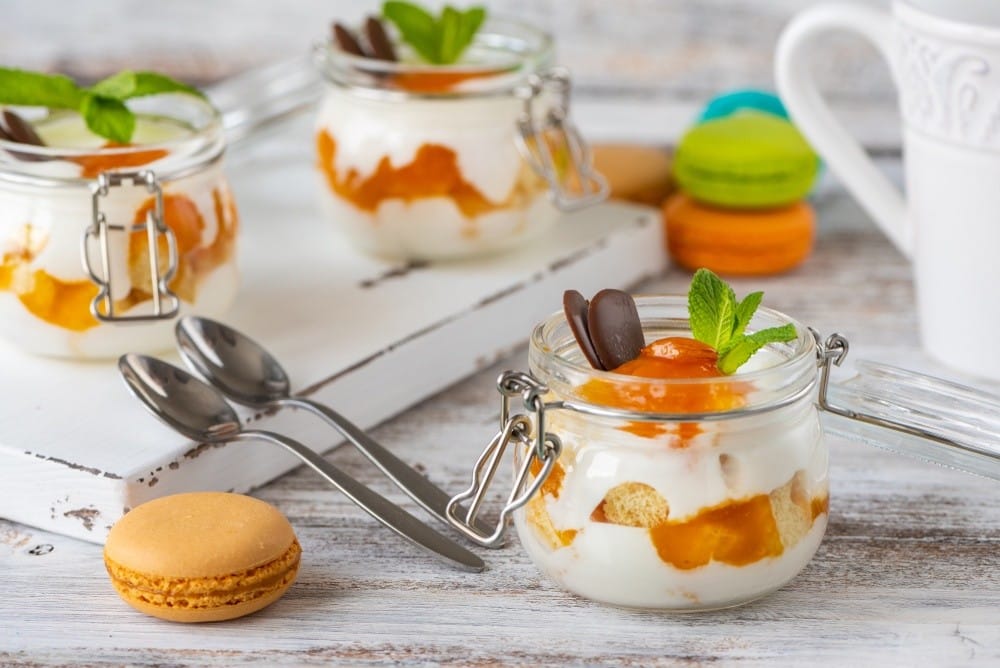 Trifle Schichtdessert mit Macarons und Sahnejoghurt