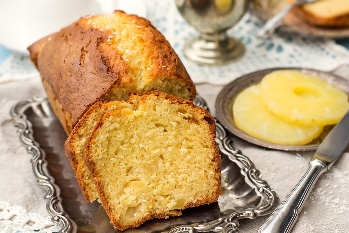 Tropischer Ananaskuchen mit Kokosflocken