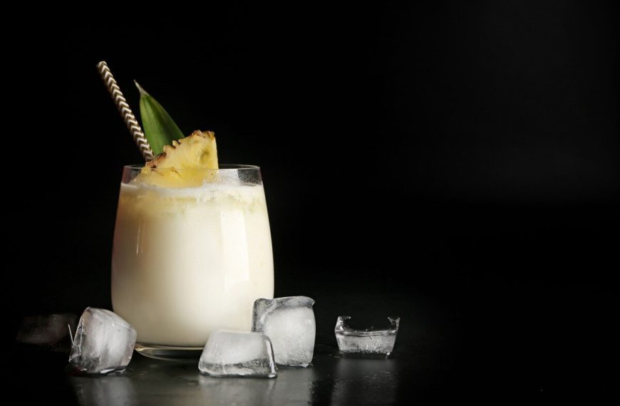 Tropischer Cocktail mit Kokoslikör, Kokosnussmilch und Fruchtsäften