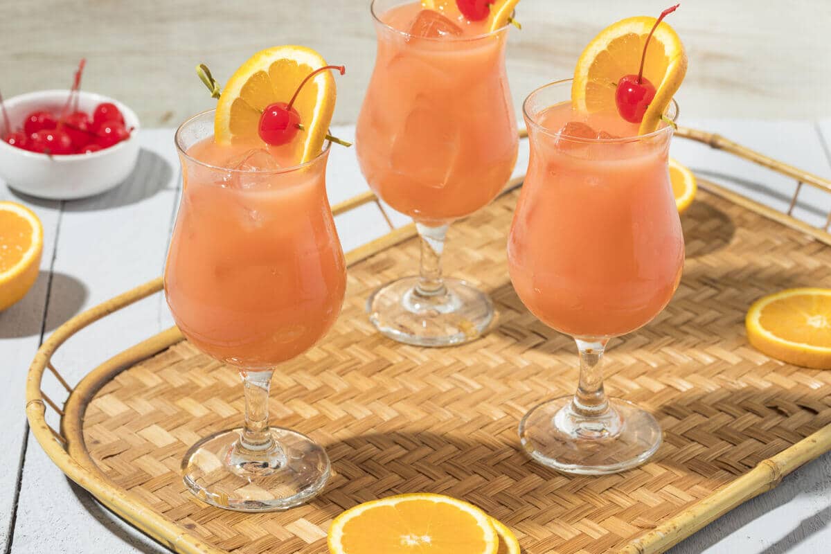 Tropischer Hurricane Cocktail mit Rum und Zitrussaft