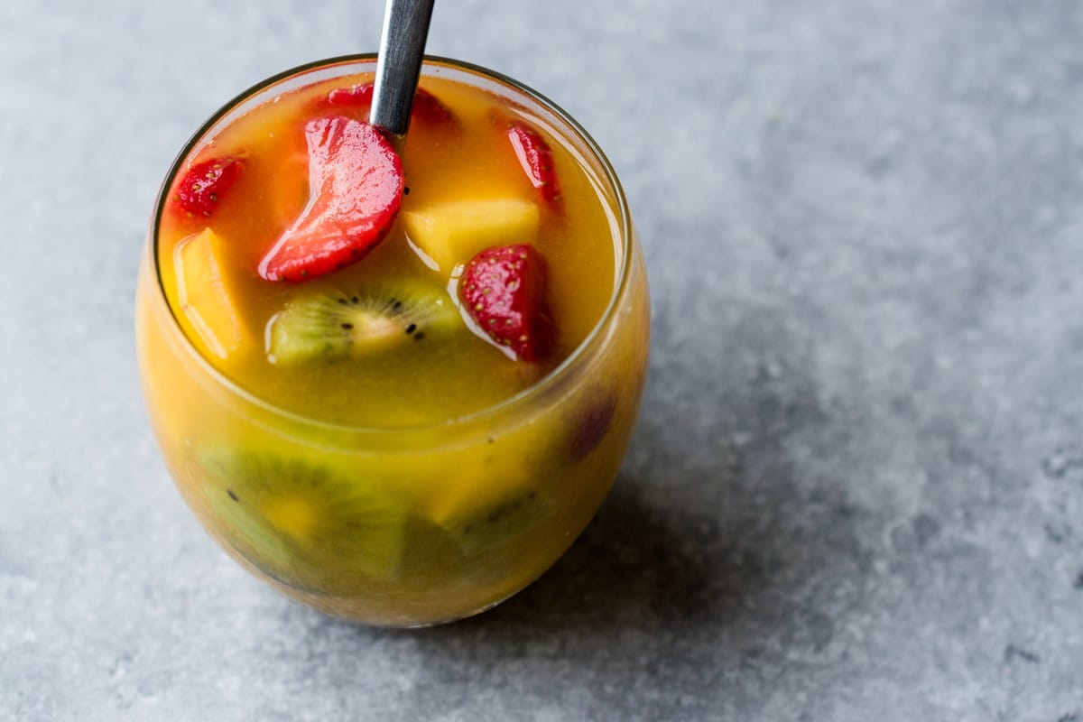 Tropischer Sangria Cocktail mit Erdbeeren, Mango und Kiwi