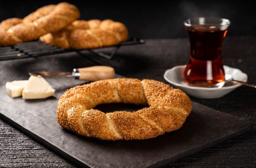 Türkische Sesamringe mit Sirup aus braunem Zucker