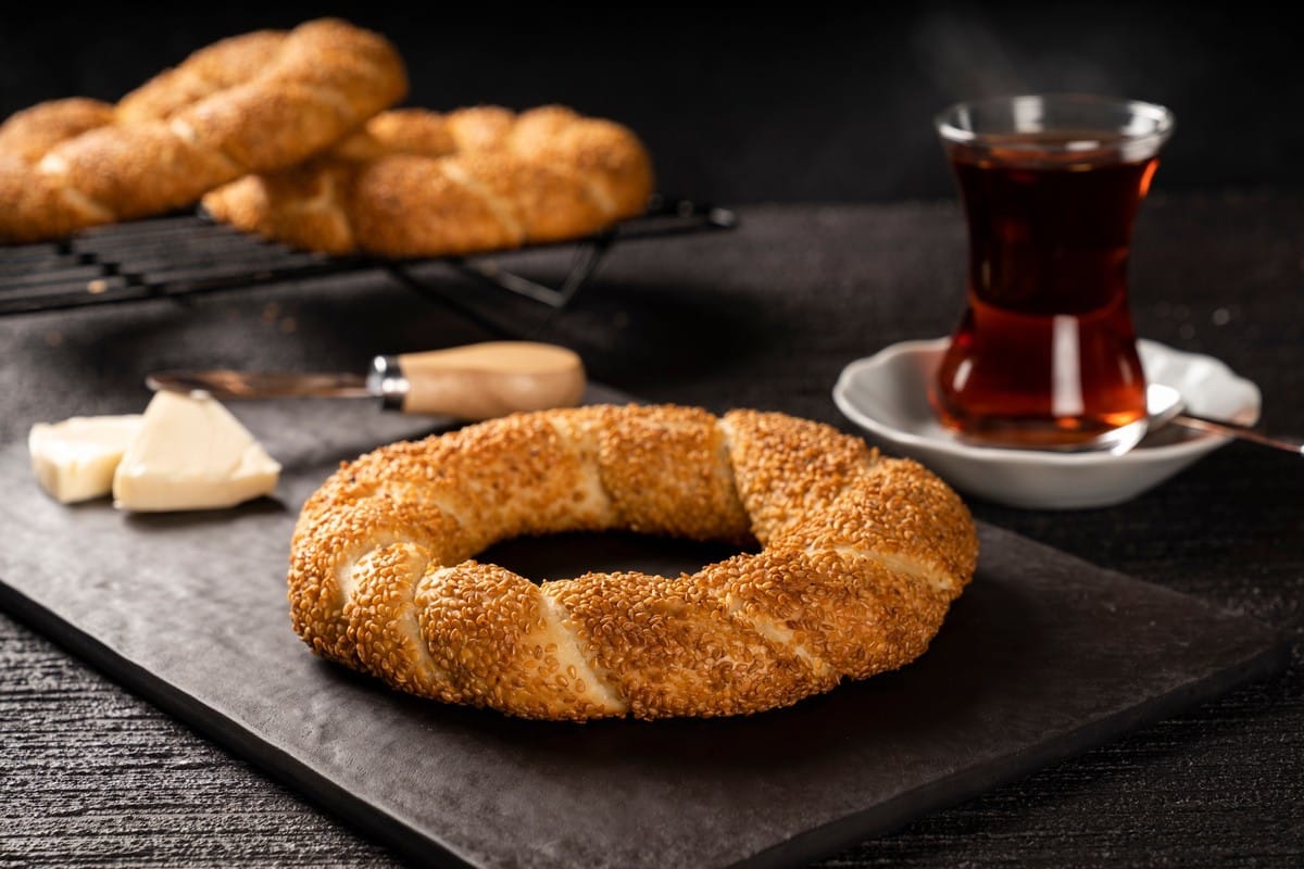 Türkische Sesamringe mit Sirup aus braunem Zucker