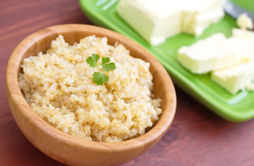 Türkischer Bulgur Weizengrütze mit Wasser, Butter und Zucker