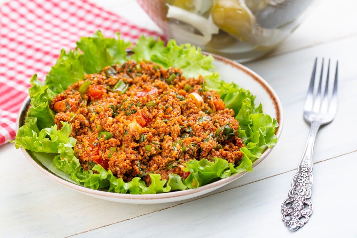 Türkischer Bulgursalat Kisir mit Peperoni und Kräutern