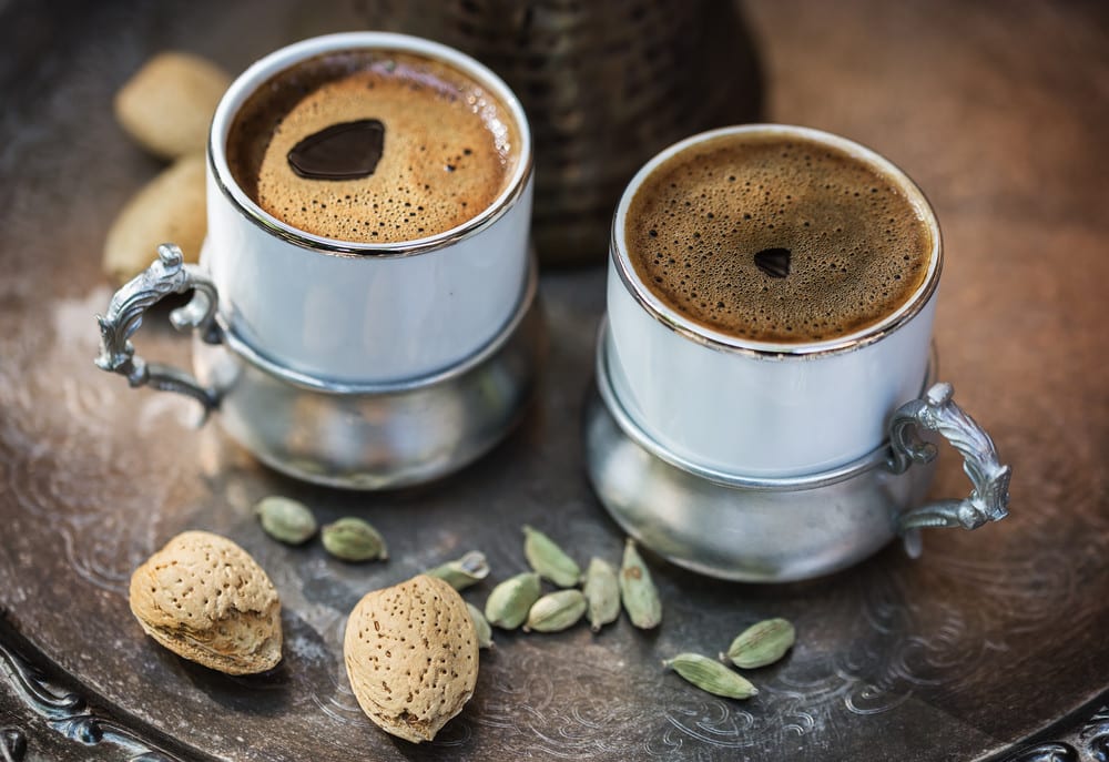 Türkischer Kaffee mit Kardamom in einem Cezve gekocht