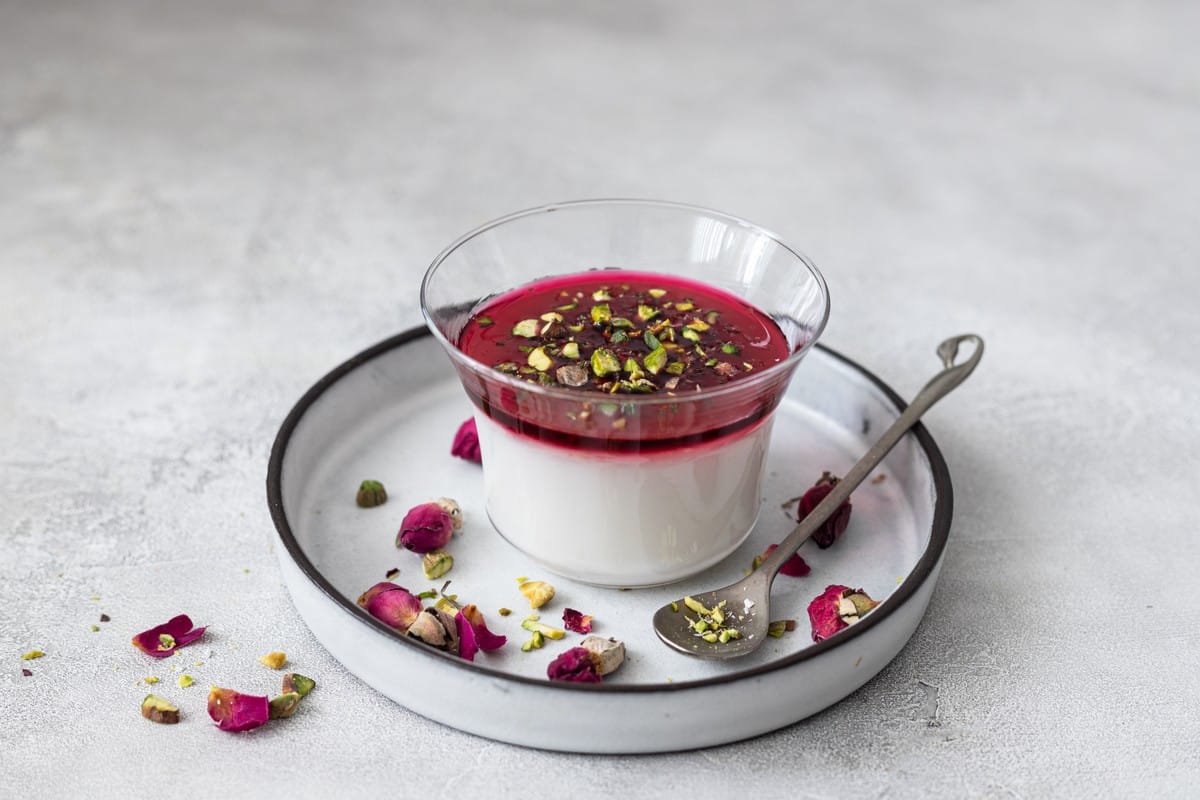 Türkischer Milchpudding mit Kardamom und Beeren