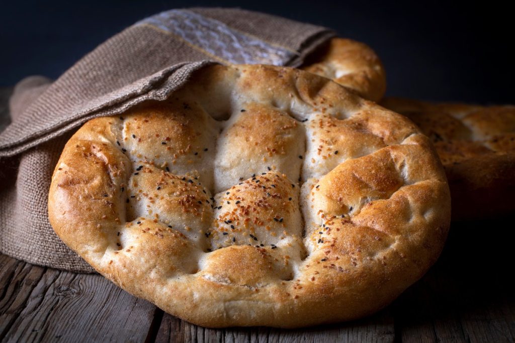 Türkisches Fladenbrot mit Sesam selber backen