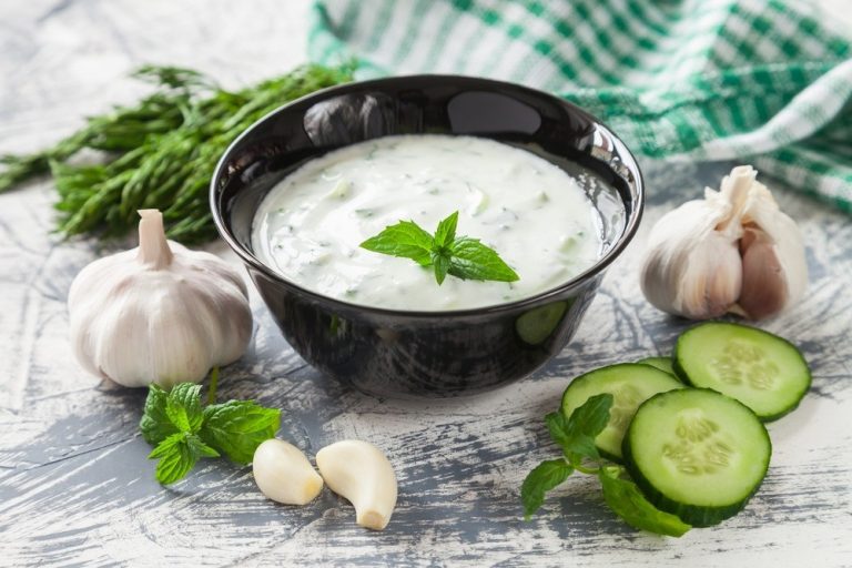 Tzatziki mit Joghurt, sauren Sahne und Kräutern