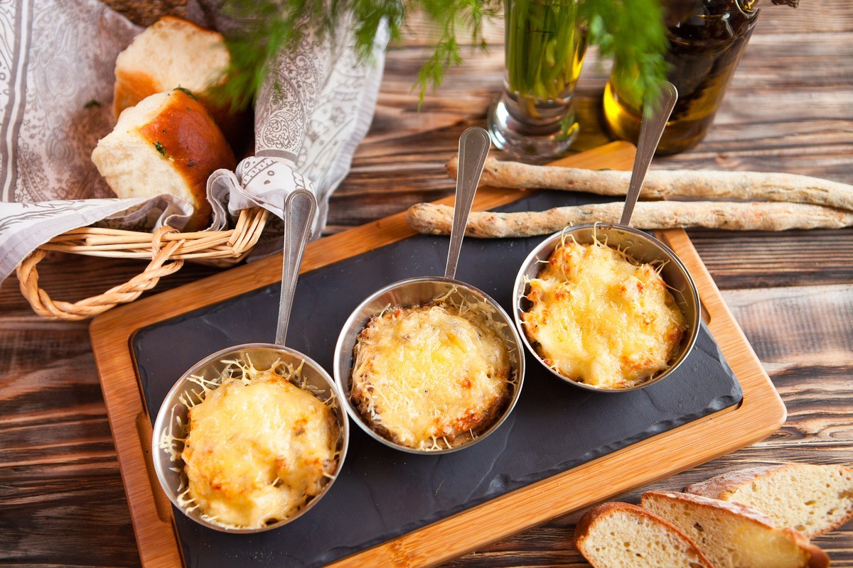 Überbackene Auberginen mit Zwiebeln