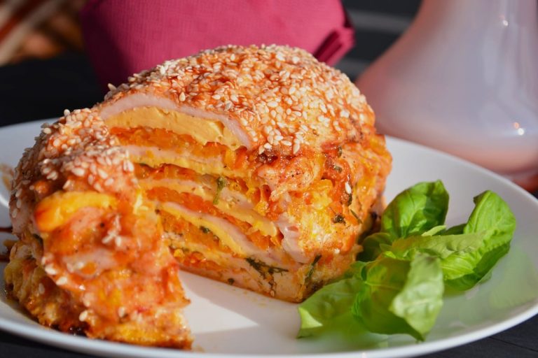Überbackene Auberginen mit Zwiebeln, Schmand und Käse