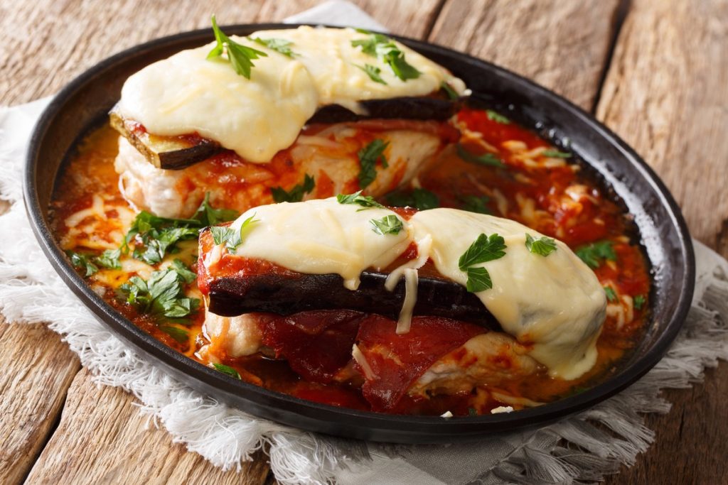 Überbackene Hähnchenfilets mit Auberginen, Tomatensauce und Mozzarella