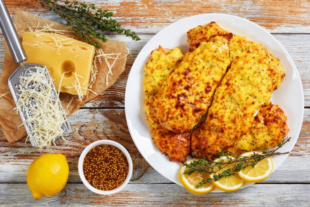 Überbackene Hähnchenschnitzel mit Zwiebeln