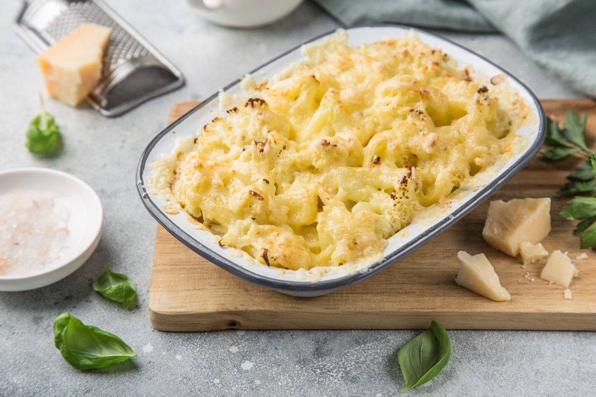 Überbackener Blumenkohlgratin mit einer goldenen Käsekruste