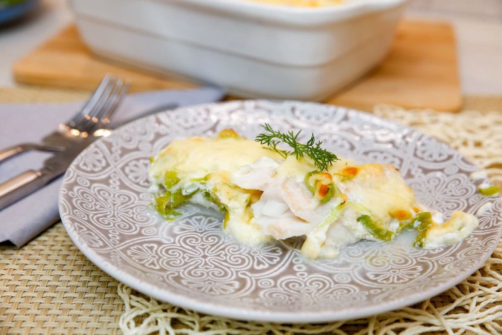 Überbackener Kabeljau mit Käse aus dem Backofen