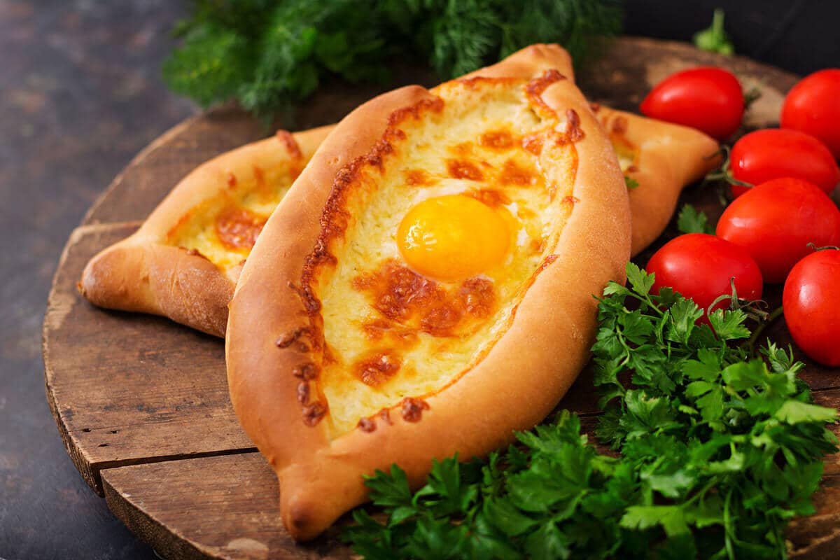 Überbackenes Georgisches Khachapuri Käsebrot aus Hefeteig