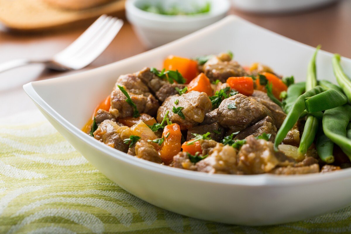 Überbackenes Lammfleisch mit Champignons