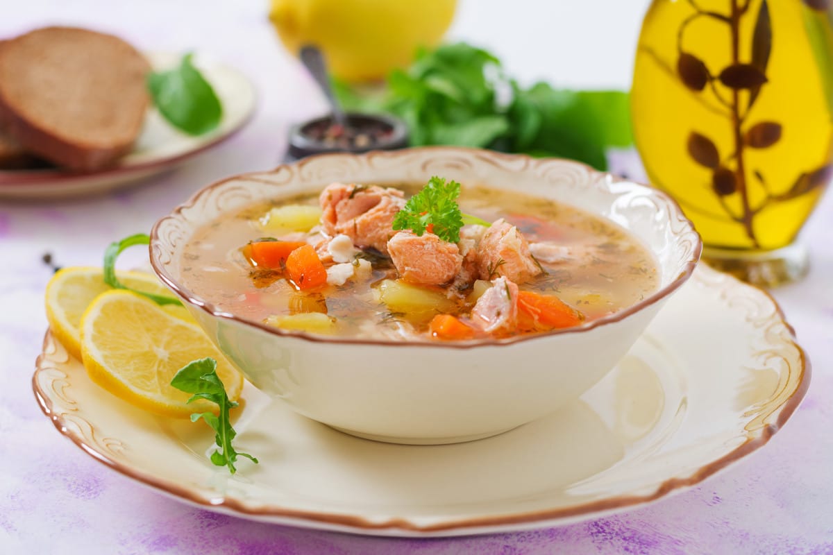 Ukrainische Fischsuppe Ucha mit Kartoffeln und Möhren