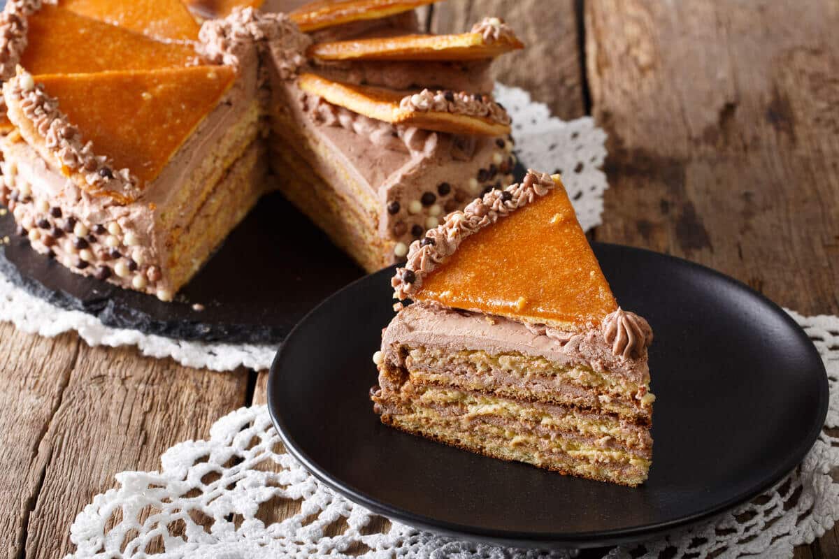 Ungarische Dobostorte - Torte mit Schokocreme und Wiener Boden