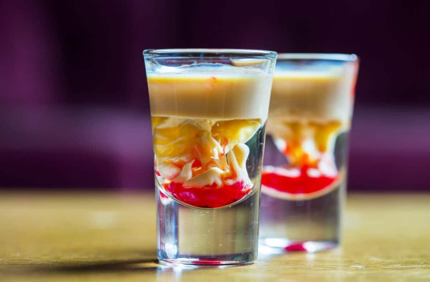 Ungewöhnlicher Cocktail mit Wodka, Zitronensaft und Sahnelikör