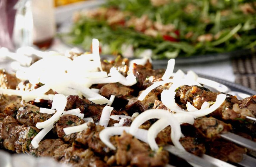 Usbekische Schaschlik Spieße aus Lammfleisch mit Zwiebeln