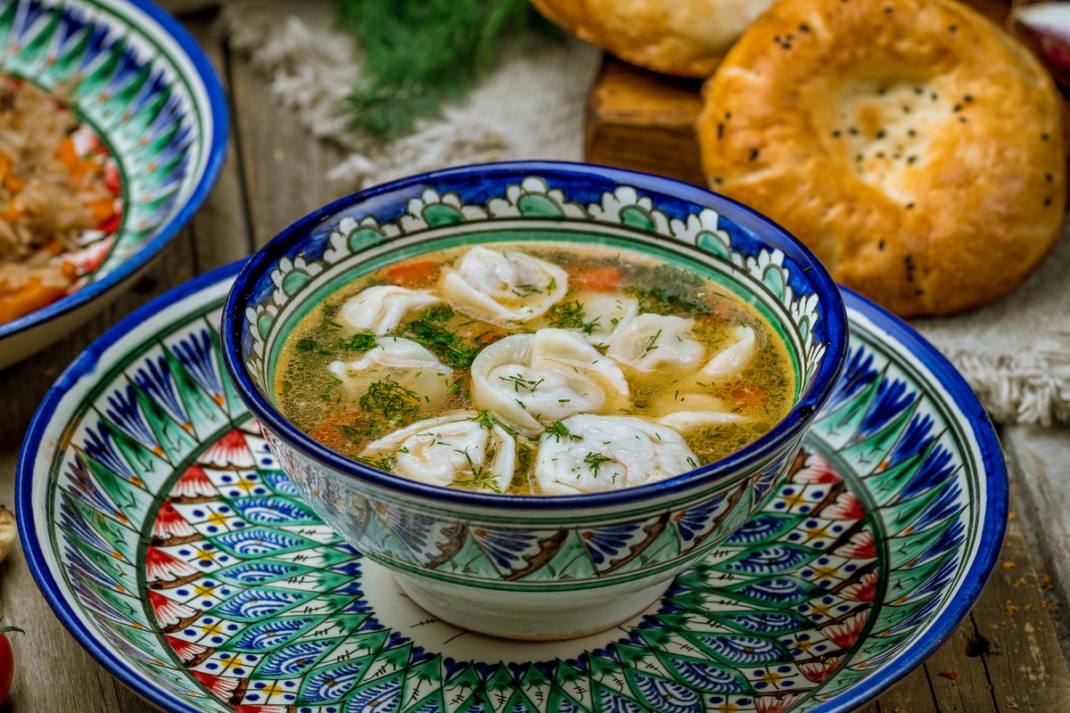 Usbekische Suppe mit Fleischtaschen und Kartoffeln