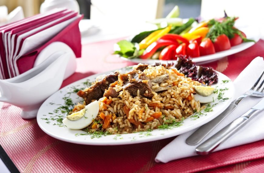 Usbekischer Plov mit Lammfleisch und Karotten