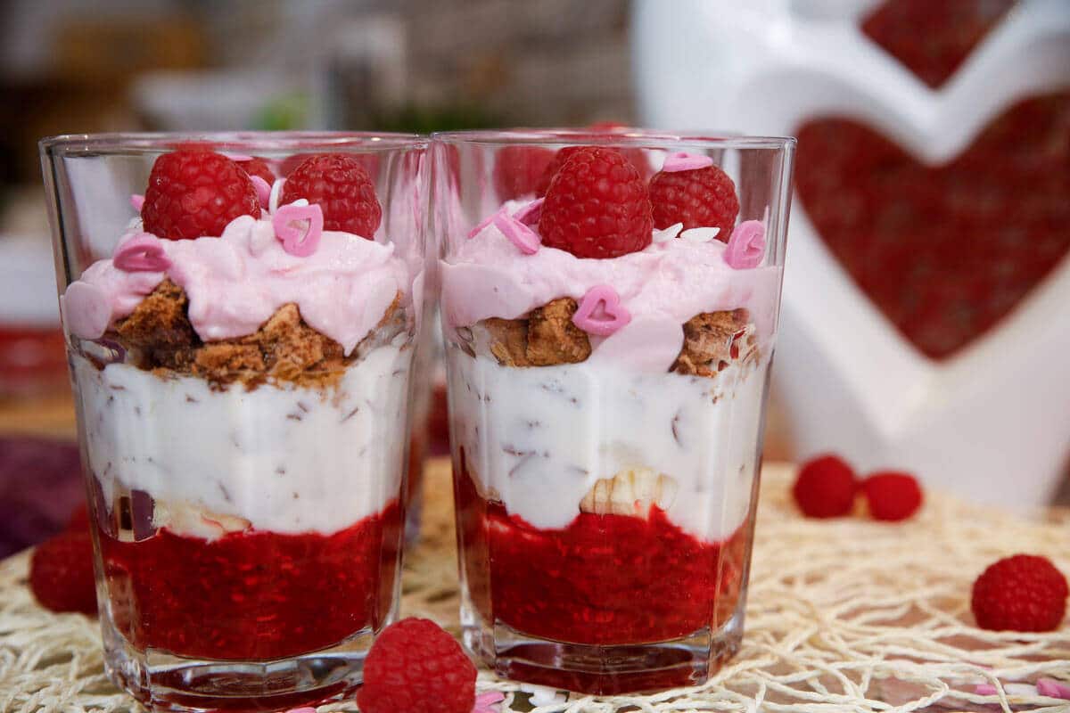 Valentinstag Dessert mit Himbeeren