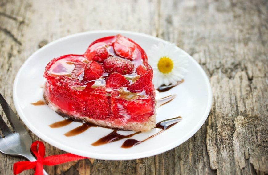 Valentinstag Kuchen in Herzform mit Erdbeeren – Erdbeer Biskuit Kuchen
