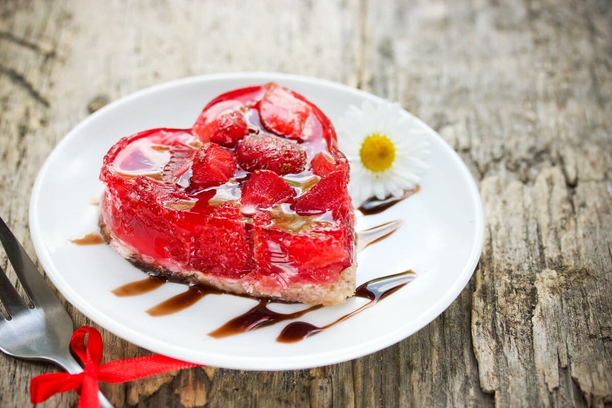 Valentinstag Kuchen in Herzform mit Erdbeeren - Erdbeer Biskuit Kuchen