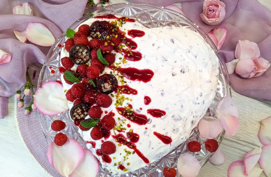 Valentinstagskuchen mit Stracchiatella Sahnequark und Himbeeren