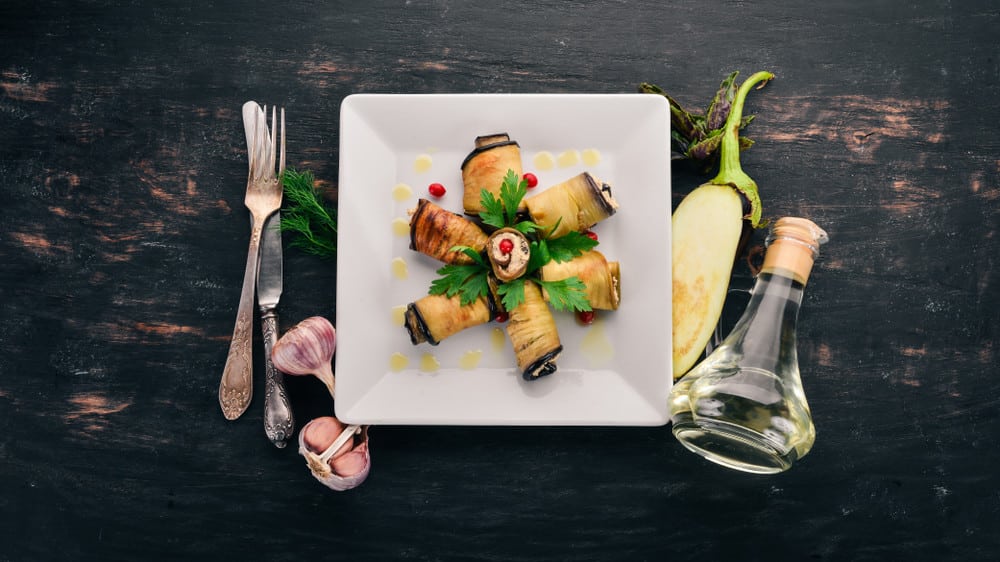 Vegane Auberginenröllchen mit Kichererbsen Hummus und Knoblauch