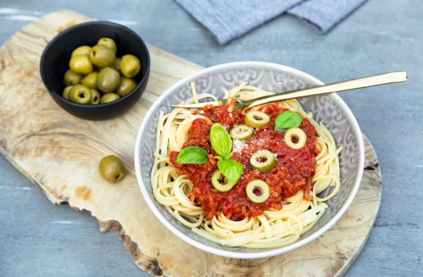 Vegane Bolognese mit Soja Hackfleisch und Sellerie auf Spaghetti