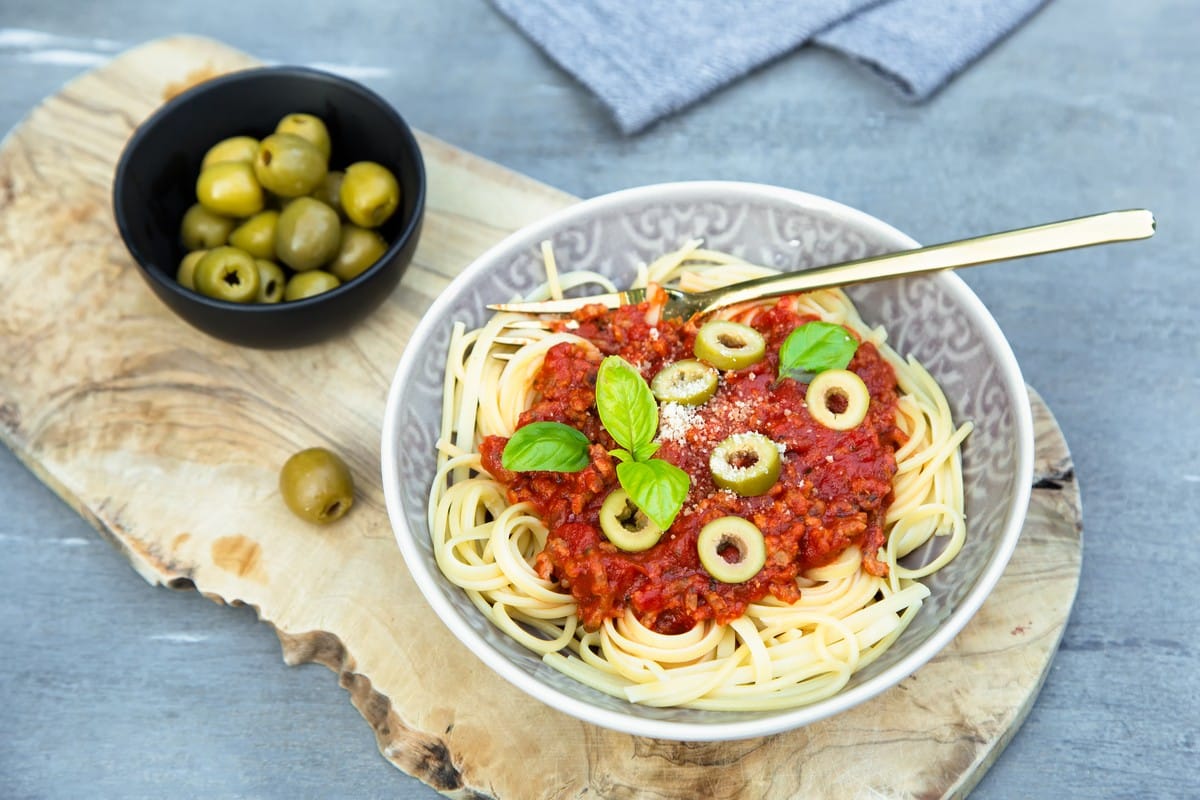 Vegane Bolognese mit Soja Hackfleisch und Sellerie auf Spaghetti