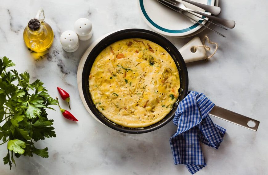 Vegane Frittata mit Kichererbsenmehl, Cashews und Gemüse