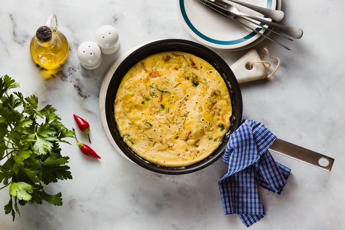 Vegane Frittata mit Kichererbsenmehl, Cashews und Gemüse