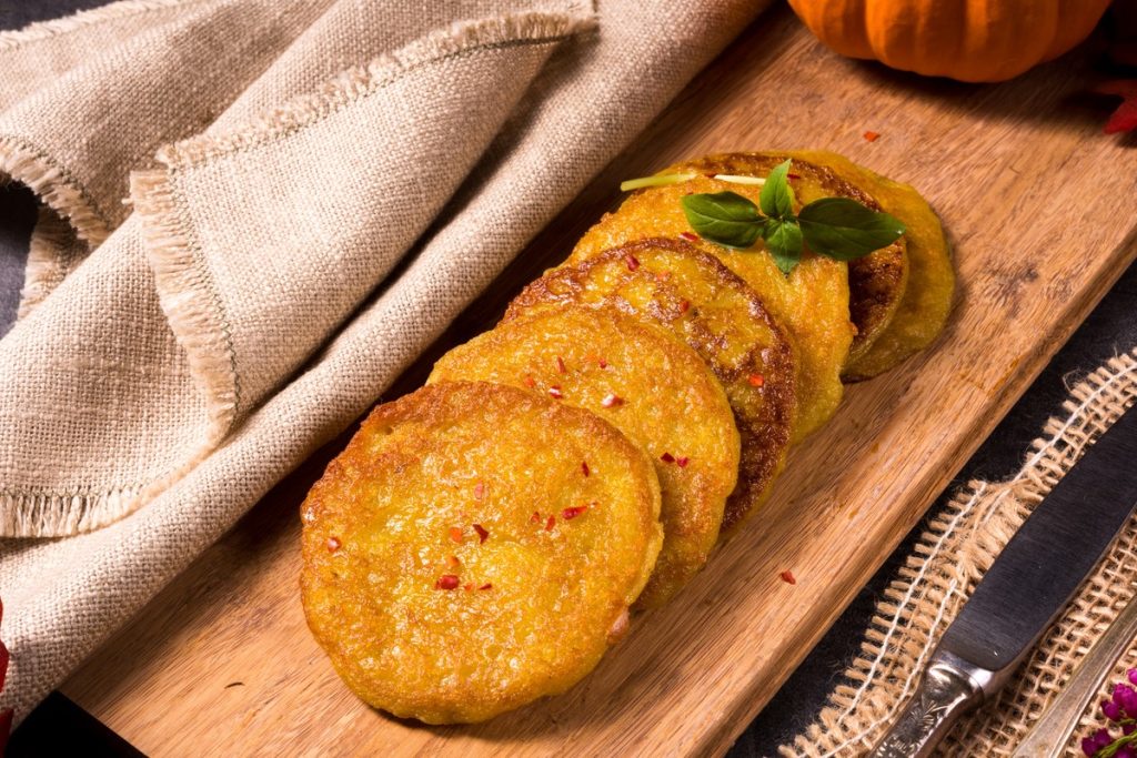 Vegane Karottenpuffer aus Püree mit Knoblauch und Curry