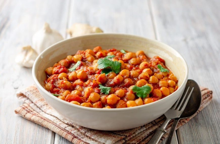 Vegane Kichererbsen-Curry mit Spinat, Tomaten und Kokosmilch