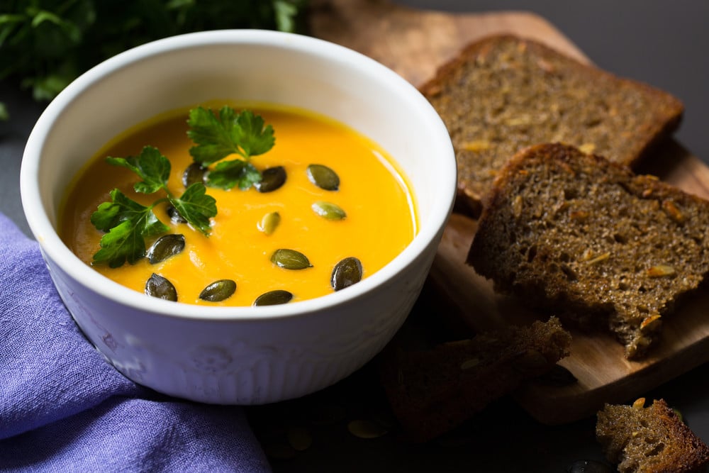 Vegane Kürbissuppe mit Kokosmilch, Knoblauch und Ingwer