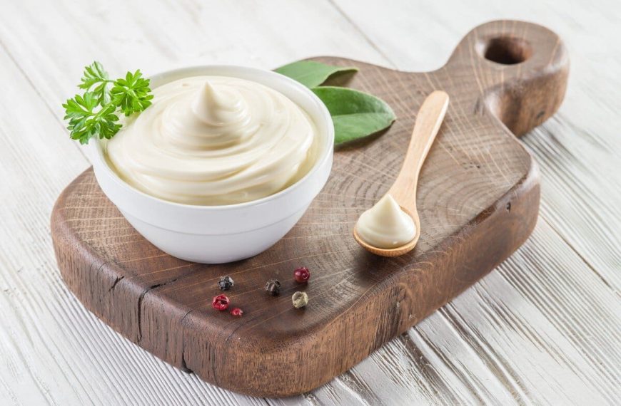 Vegane Mayonnaise aus Kichererbsen Aquafaba und Öl selbstgemacht