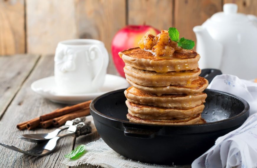 Vegane Pancakes mit Äpfeln aus Buchweizenmehl und Pflanzenmilch