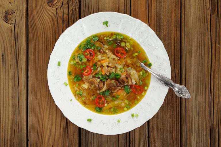 Pilzsuppe mit Porree, Zwiebeln und Schmand