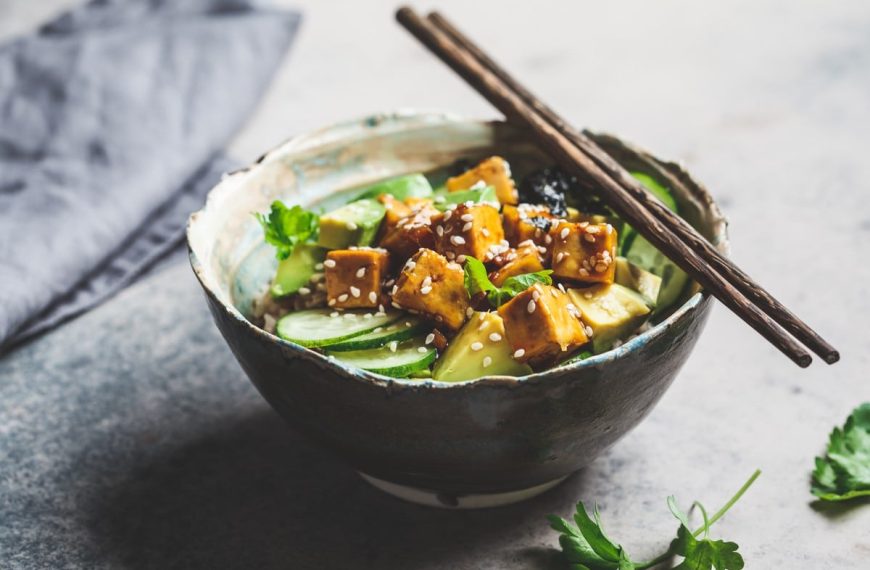 Vegane Poke Bowl mit Tofu, Reis, Gurken und Gewürzen
